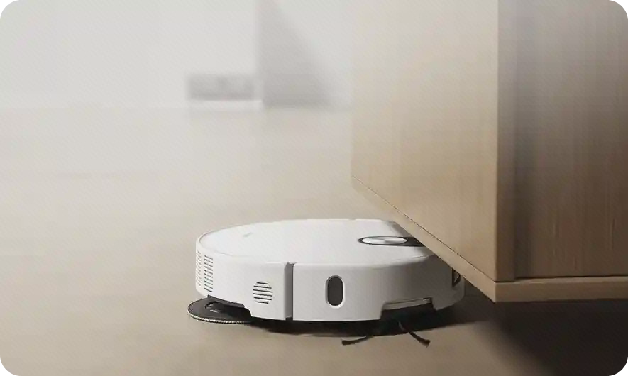 نظافت کنار دیوار با Xiaomi Robot Vacuum 5 نمای نزدیک جارو شیائومی Robot Vacuum 5 و برس کناری آن در امتداد دیوار
