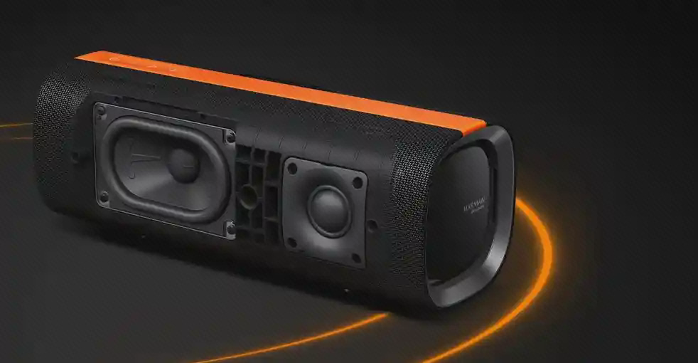 پوستر حلقه نور و بلندگوهای Xiaomi Sound Party اسپیکر Xiaomi Sound Party با دو بلندگوی نمایان و حلقه نور نارنجی روی پسزمینه مشکی
