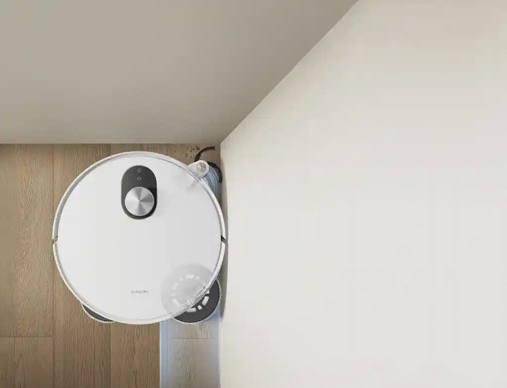 نظافت گوشه با Xiaomi Robot Vacuum 5 نمای بالای جارو شیائومی Robot Vacuum 5 در گوشه بین دیوار و کف