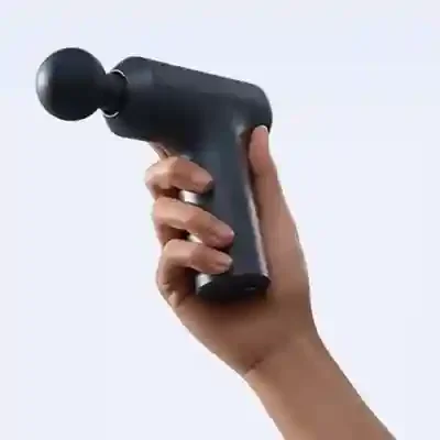 ماساژور Xiaomi Massage Gun mini 2 مشکی در دست کاربر
