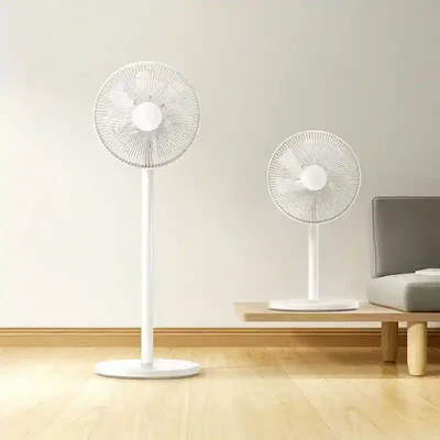 پنکه ایستاده شیائومی مدل Mijia JLLDS01DM با تنظیم ارتفاع در فضای نشیمن پنکه ایستاده شیائومی مدل Mijia JLLDS01DM در دو حالت بلند و رومیزی
