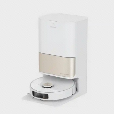نمای کامل Dreame L10s Pro Ultra Heat و داک جارو رباتیک سفید Dreame L10s Pro Ultra Heat کنار ایستگاه شستوشو و تخلیه