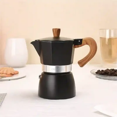 چیدمان رومیزی قهوه جوش Circle Joy CL-CF10 موکاپاد Circle Joy CL-CF10 روی میز کنار دانه قهوه