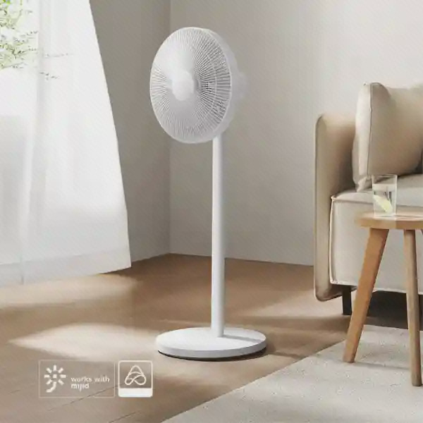 نمای پنکه Mijia Standing Fan 1X کنار پنجره پنکه میجیا Standing Fan 1X کنار پنجره روشن و صندلی