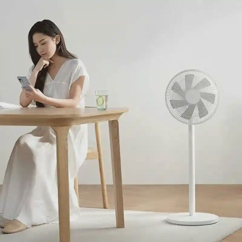 پنکه Mijia Standing Fan 1X کنار میز پنکه میجیا Standing Fan 1X کنار زن با گوشی پشت میز