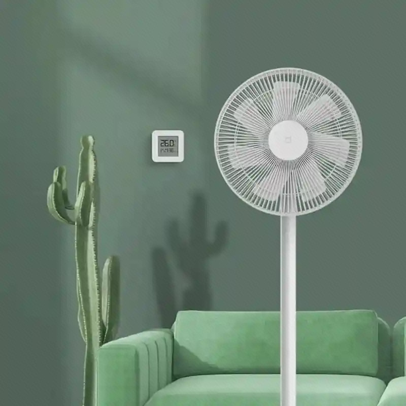 چیدمان پنکه Mijia Standing Fan 1X کنار مبل پنکه میجیا Standing Fan 1X در نمای روبهرو کنار مبل و کاکتوس