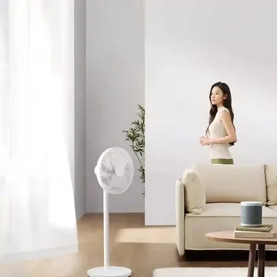 پنکه سفید Mijia Fan 1X در دکور نشیمن پنکه ایستاده Mijia Smart DC Fan 1X کنار مبل
