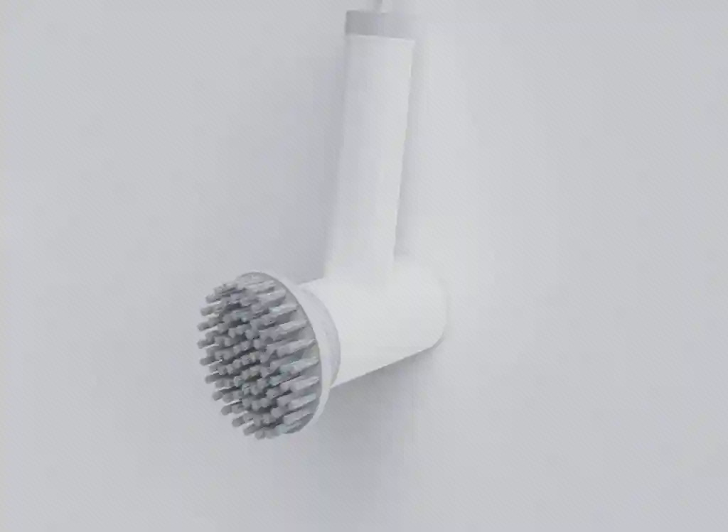 نمای جانبی فرچه Xiaoda XL-DDQJS01 نمای جانبی فرچه برقی سفید Xiaoda XL-DDQJS01 با سری گرد و موهای خاکستری روی زمینه روشن