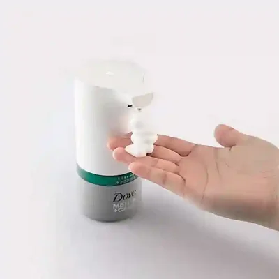 کاربرد فوم ساز Mijia Dove در شستوشوی دست خروج فوم از دستگاه شیائومی Mijia Dove روی کف دست