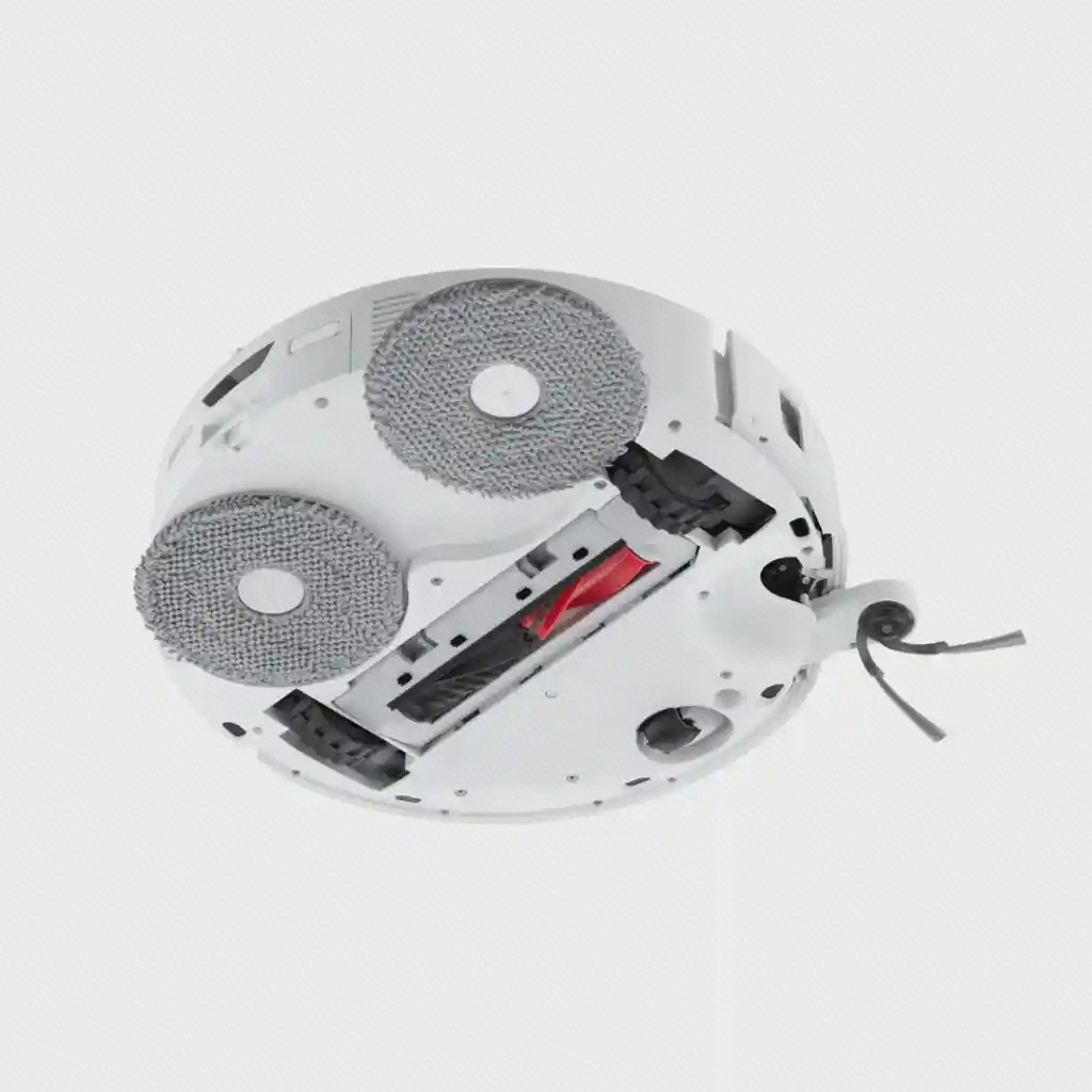 چیدمان پدها و برسها زیر Roborock Qrevo Edge نمای مایل زیر Qrevo Edge سفید با دو پد گرد، برس قرمز و مشکی و فرچه جانبی