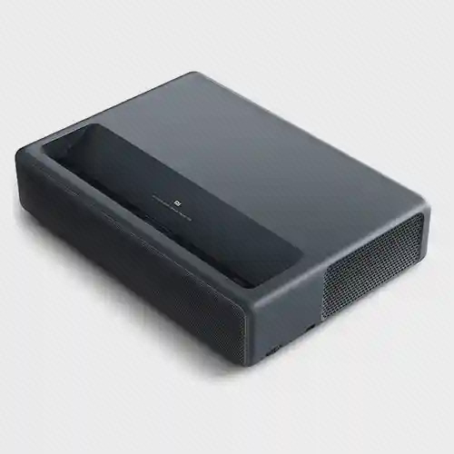 نمای اصلی پروژکتور لیزری 4K شیائومی 150 اینچ ویدئو پروژکتور مشکی Xiaomi Mi 4K Laser 150 با دریچههای جانبی و محفظه اپتیک