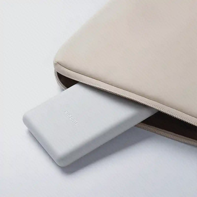 حمل پاوربانک 10000 Xiaomi P16ZM در کیف قرارگرفتن پاوربانک شیائومی Lite P16ZM داخل کیف زیپدار