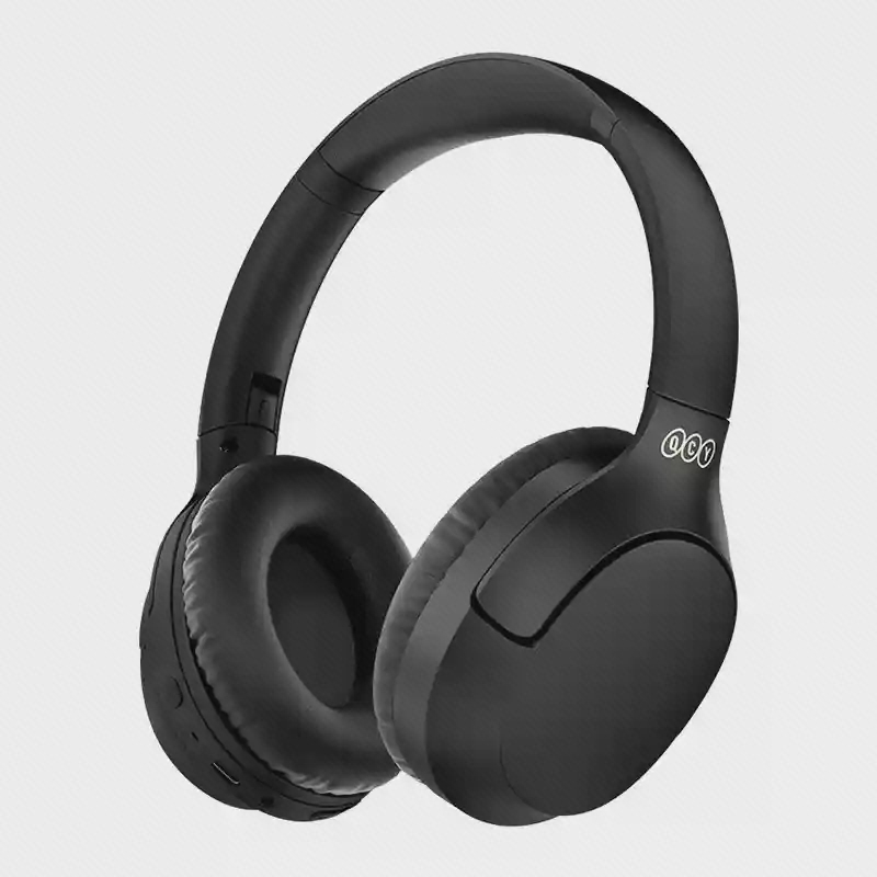 جزئیات کاپ و هدبند QCY H2 Pro در تصویر اول گالری نمای نزدیک بالشتکها و بدنه مشکی هدفون QCY H2 Pro از زاویه روبهرو