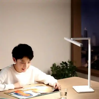 کاربرد چراغ مطالعه Mijia Desk Lamp 2 برای کتاب خواندن مطالعه کودک زیر چراغ شیائومی Mijia Desk Lamp 2