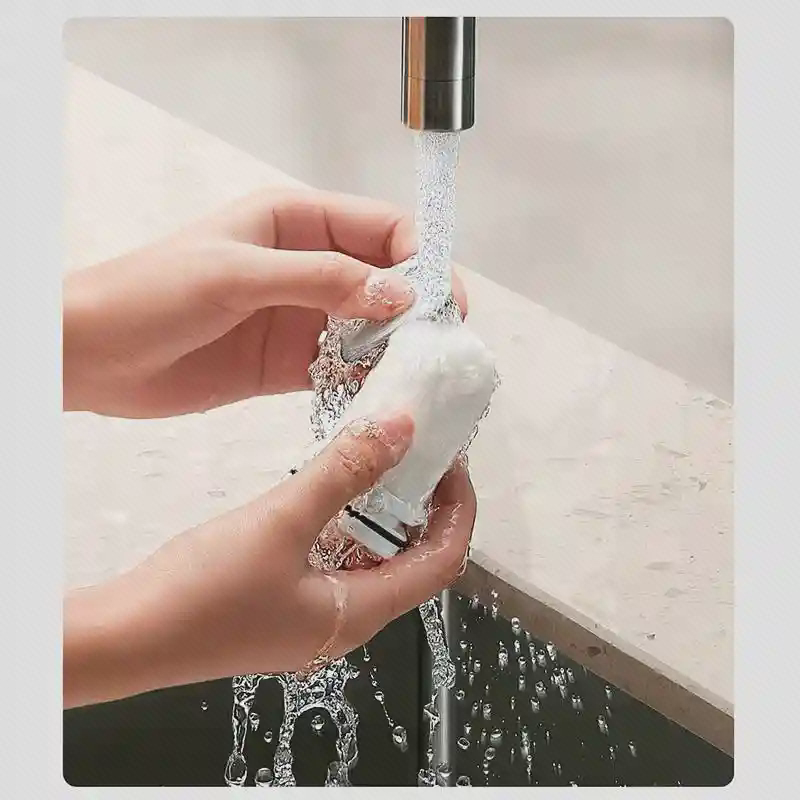 سر شیر تصفیه آب شیائومی Mijia Water Purifier 2 MJLTJSQDB01؛ بدنه قابل شستوشو سر شیر تصفیه آب شیائومی Mijia Water Purifier 2 MJLTJSQDB01 هنگام شستوشو زیر آب