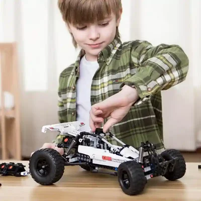 کودک در حال تنظیم ماشین ساختنی Desert Racing Car SMSC01IQI