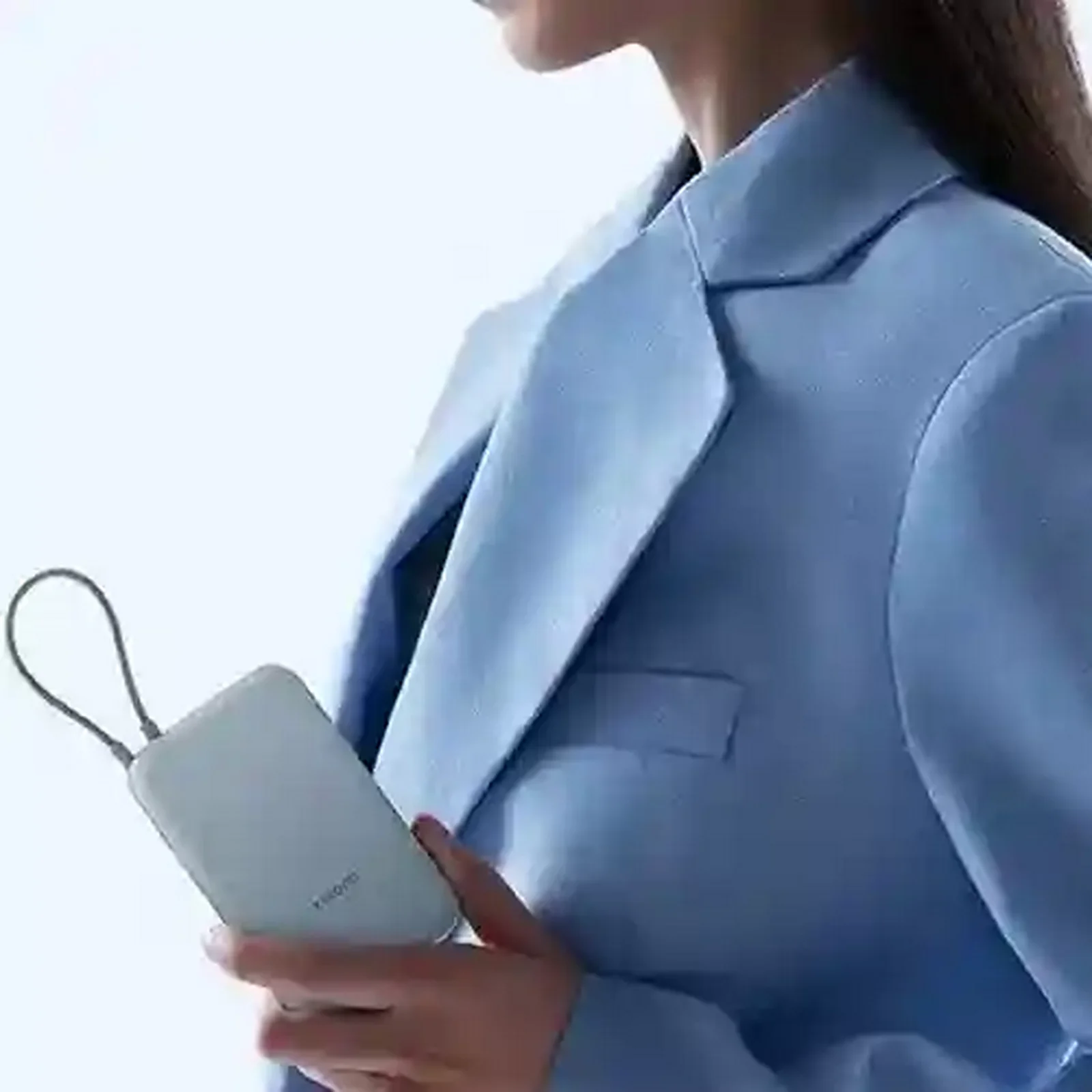 حمل پاوربانک جیبی Xiaomi P15ZM در دست با کت آبی