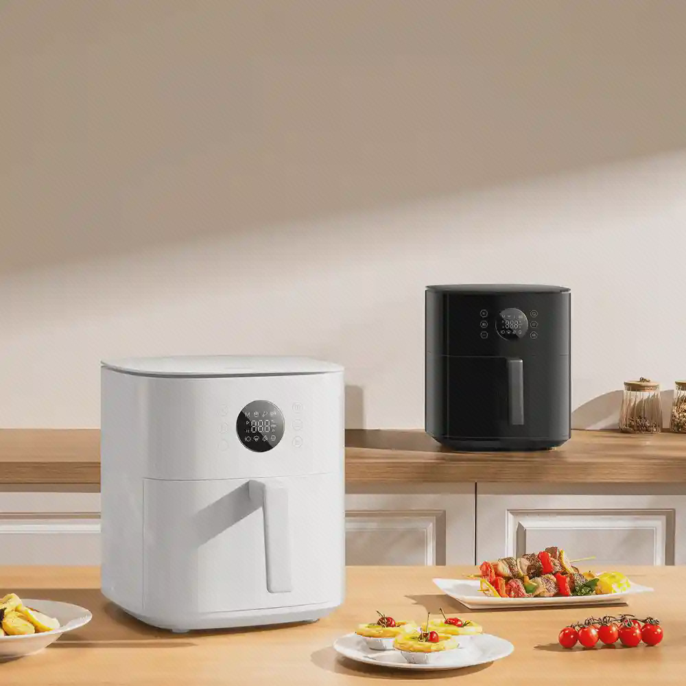سرخکن بدون روغن شیائومی مدل MAF-W6501 حجم 6.5 لیتری؛ دو رنگ کنار غذا سرخکن بدون روغن شیائومی مدل MAF-W6501 حجم 6.5 لیتری در رنگهای سفید و مشکی