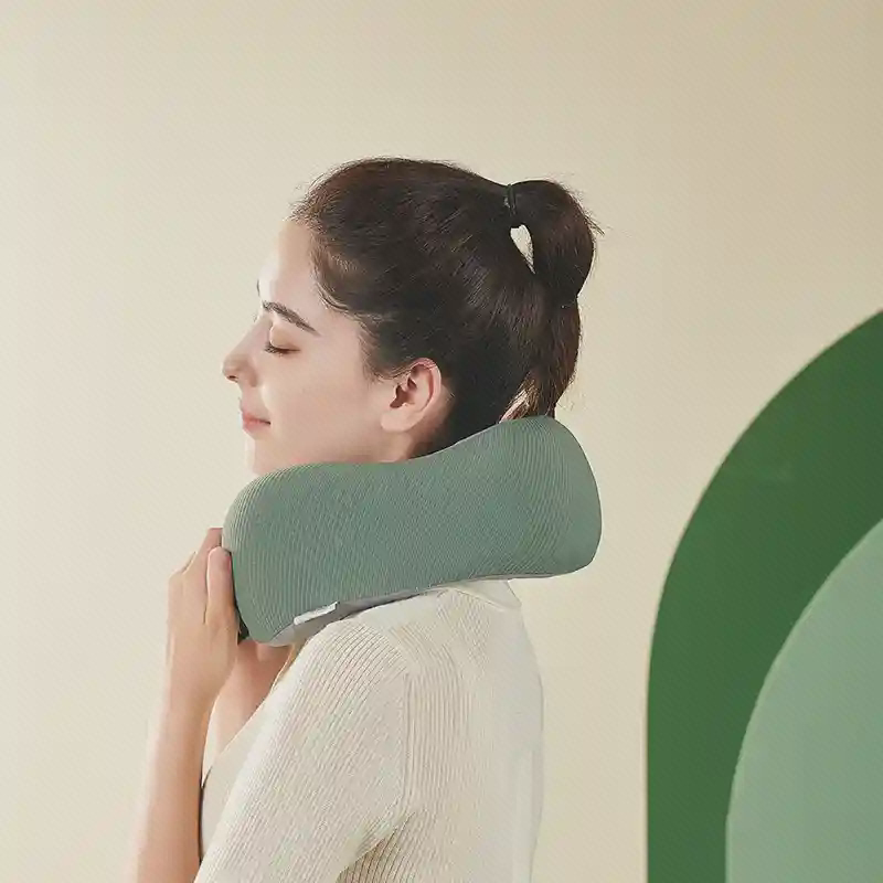استفاده از ماساژور گردنی Momoda زن با ماساژور گردنی سبز Momoda SX335 دور گردن در نمای جانبی