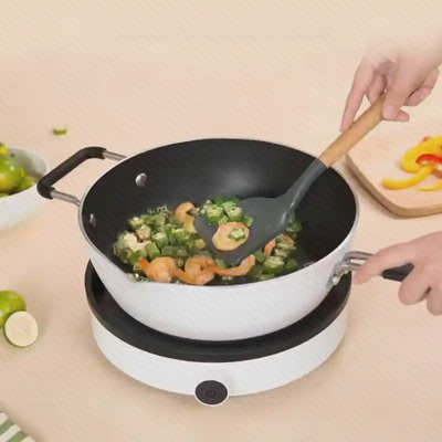 تفت دادن میگو و سبزیجات روی اجاق برقی شیائومی DCL002CM