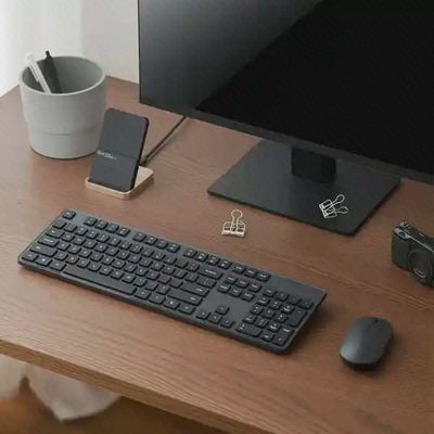 ست موس و کیبورد بی‌سیم Xiaomi WXJS02YM روی میز کار چوبی