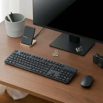 ست موس و کیبورد بی‌سیم Xiaomi WXJS02YM روی میز کار چوبی