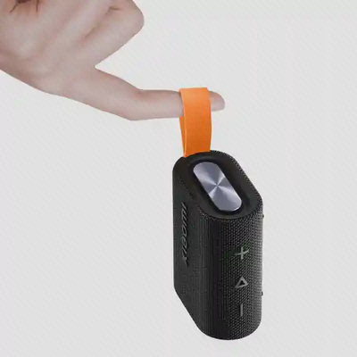 حمل اسپیکر Xiaomi Pocket MDZ-37-DB از بند نارنجی روی انگشت