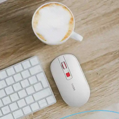 ماوس سفید Miiiw Lite MW23M21 کنار کیبورد روی میز چوبی