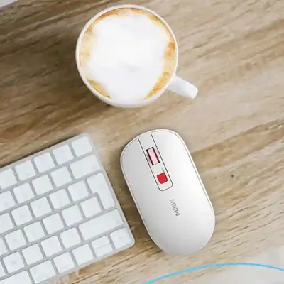 ماوس سفید Miiiw Lite MW23M21 کنار کیبورد روی میز چوبی