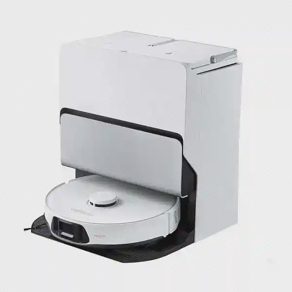 Roborock S8 Max Ultra سفید با داک همهکاره جارو رباتیک سفید Roborock S8 Max Ultra جلوی ایستگاه RockDock