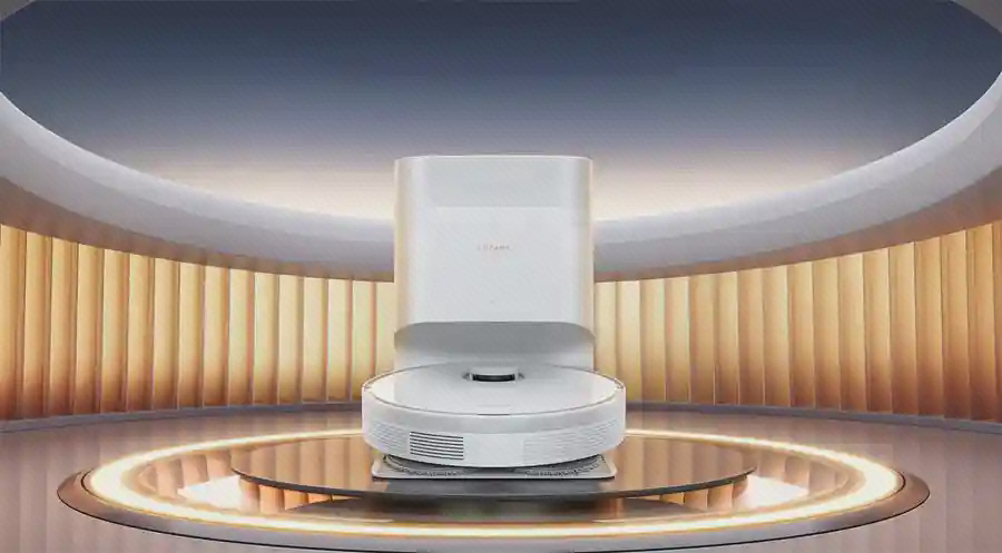 جارو و ایستگاه Dreame L10s Plus روی سکو جارو سفید Dreame L10s Plus مقابل ایستگاه بلند سفید روی سکوی نورانی