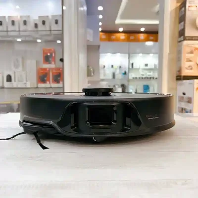 حسگر جلویی Roborock S8 Max Ultra مشکی نمای نزدیک جلوی جارو رباتیک مشکی Roborock S8 Max Ultra و حسگر دوربین
