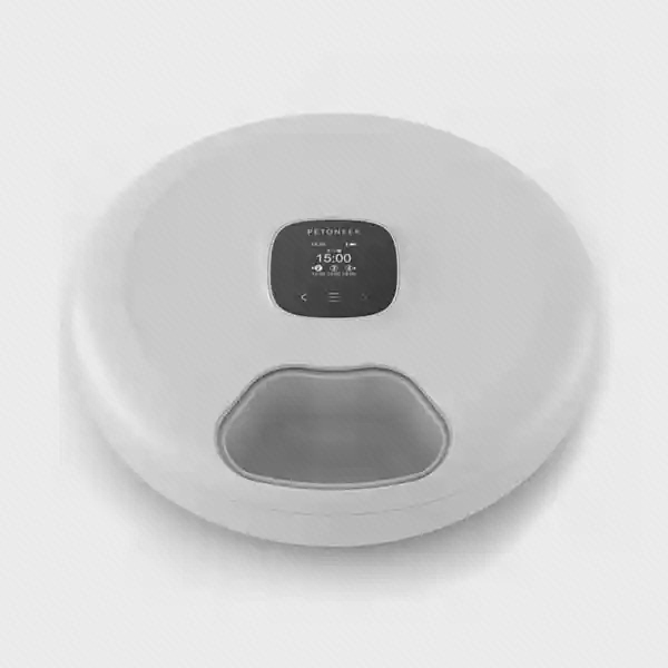 غذاده حیوان خانگی Petoneer PF001-M از نمای جلو غذاده هوشمند گرد Petoneer PF001-M سفید با نمایشگر ساعت ۱۵ و دریچه ظرف