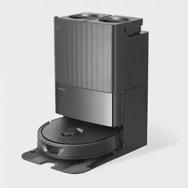 Roborock Q Revo مشکی با داک چندکاره جارو رباتیک مشکی Roborock Q Revo جلوی ایستگاه با دو مخزن بالایی