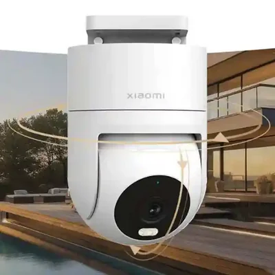 پوشش چرخشی Xiaomi Outdoor Camera CW300 چرخش دوربین Xiaomi Outdoor Camera CW300 در محوطه باز کنار استخر