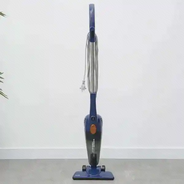نمای ایستاده جارو درما DX118C Pro جارو درما DX118C Pro با بدنه آبی، دکمه نارنجی و لوله بلند ایستاده روی کف
