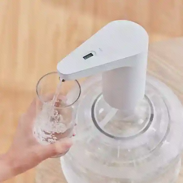 ریختن آب از پمپ Xiaomi Xiaolang TDS نصب‌شده روی گالن در لیوان