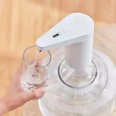 پمپاژ آب با Xiaomi Xiaolang TDS ریختن آب از پمپ Xiaomi Xiaolang TDS نصبشده روی گالن در لیوان