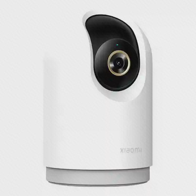 زاویه سمت راست Xiaomi Smart Camera C500 Pro دوربین Xiaomi C500 Pro سفید از زاویه سهرخ راست با لنز طلایی