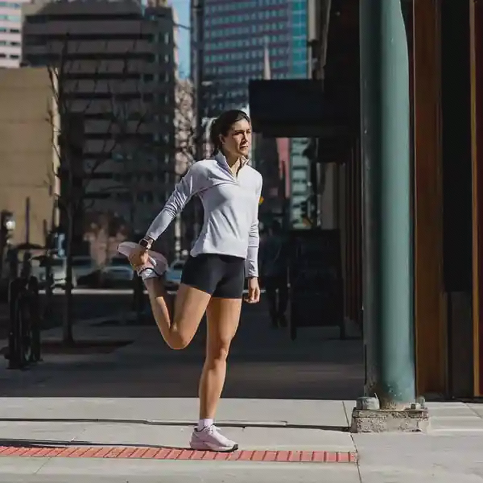 دونده در حال گرم‌کردن با ساعت Amazfit Cheetah Square