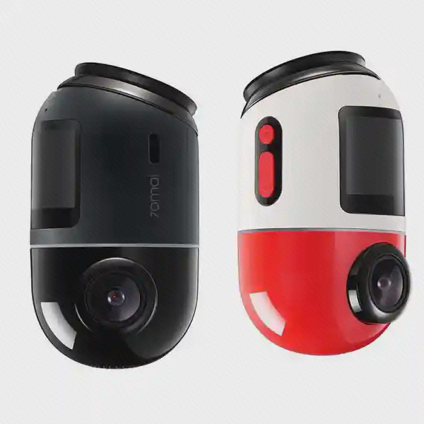 درگاه برق روی پهلوی بدنه Omni X200 نمای بومی پهلوی دوربین 70mai Omni X200 با درگاه برق کنار نمایشگر، همراه نمای رنگ دیگر بدنه