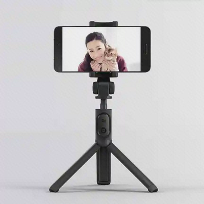 سهپایه رومیزی Mi Selfie Stick برای عکاسی با موبایل مونوپاد شیائومی XMZPG01YM در حالت سه پایه با گوشی افقی