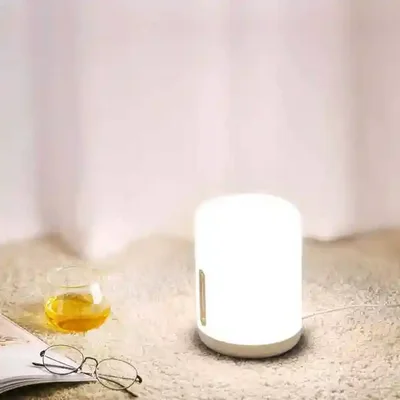 نور مطالعه چراغ خواب هوشمند شیائومی Bedside Lamp 2 چراغ خواب Mijia Bedside Lamp 2 با نور سفید کنار کتاب و عینک