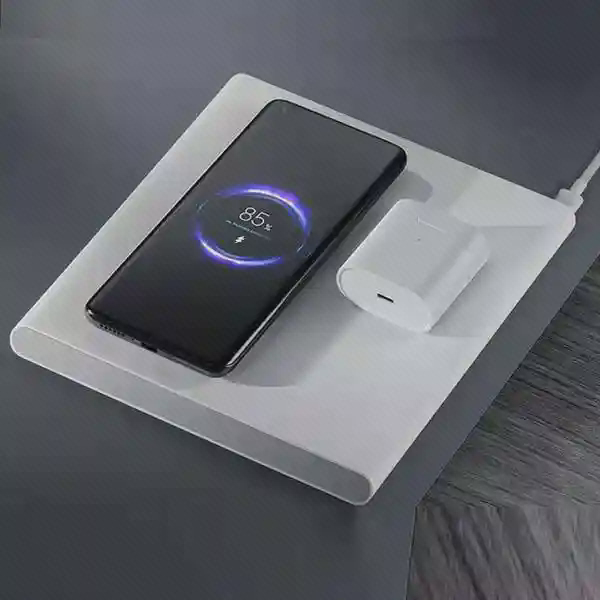 استفاده رومیزی از شارژر بی سیم Xiaomi MDY-12-EE شارژر بی سیم ۲۰ وات شیائومی MDY-12-EE با گوشی و آداپتور