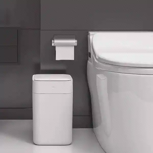 کاربرد سطل هوشمند Townew T1 در فضای سرویس بهداشتی سطل زباله Townew T1 کنار توالت در سرویس بهداشتی