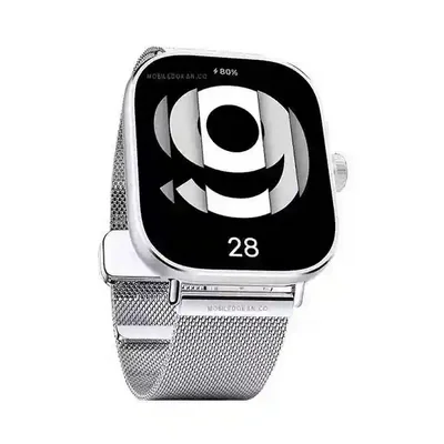 نمای روبهروی Redmi Watch 4 با بند فلزی مشبک ساعت Redmi Watch 4 با بند حصیری نقرهای و صفحه گرافیکی