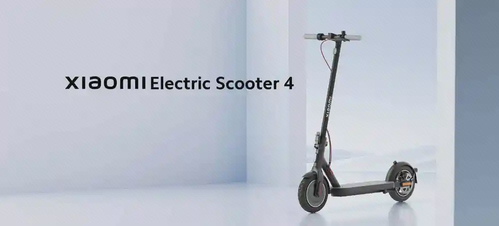 نمای کامل اسکوتر برقی شیائومی 4 اسکوتر برقی Xiaomi Electric Scooter 4 در نمای جانبی روی زمینه روشن کنار نام مدل