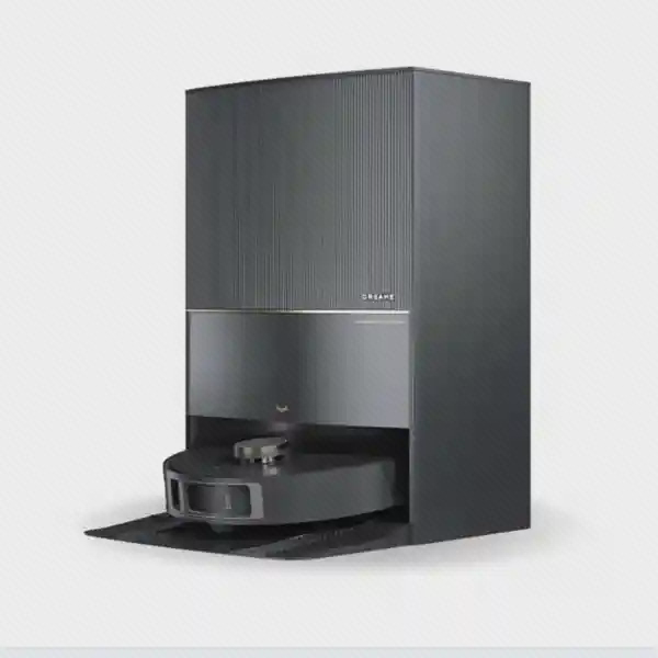 جارو رباتیک مشکی Dreame L30 Ultra داخل ایستگاه تخلیه و شست‌وشوی خودکار