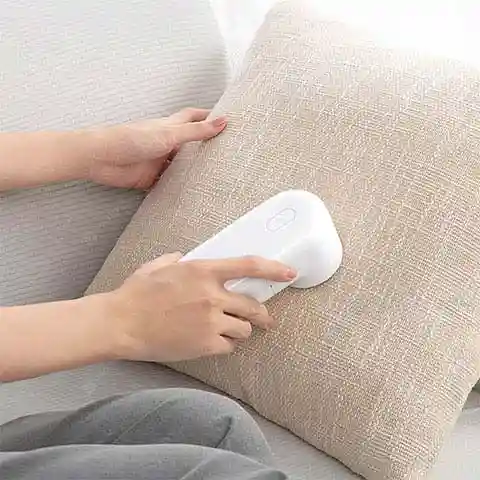 استفاده از پرزگیر شیائومی MQXJQ01KL روی کوسن پارچه‌ای صاف