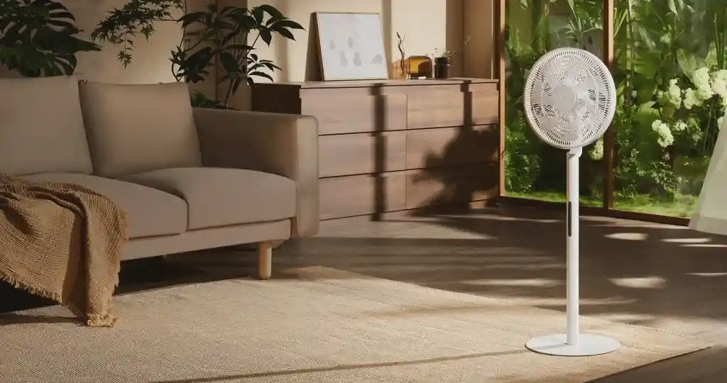 پنکه Mijia Fan Pro Slim در نشیمن پنکه سفید Mijia Fan Pro Slim BPLDS12DM مقابل مبل کنار پنجره و گیاهان